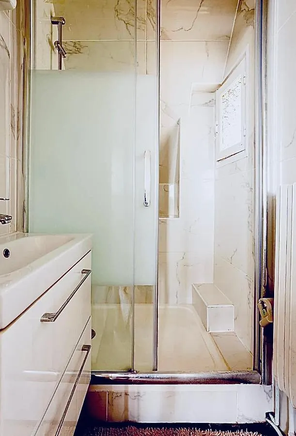 Beautiful Apartment With A View Of Eiffel Tower In Center Paris France